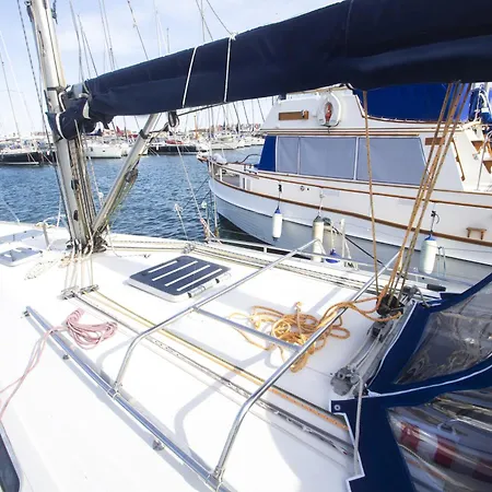 On A Sailing Boat In Úszó hotel