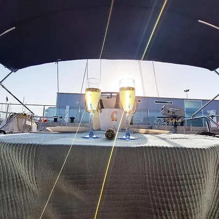 On A Sailing Boat In Úszó hotel
