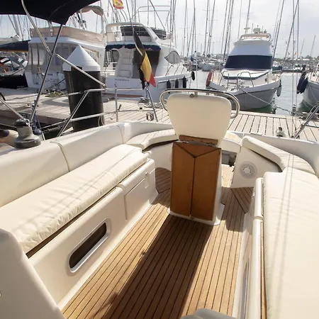 On A Sailing Boat In Úszó hotel *