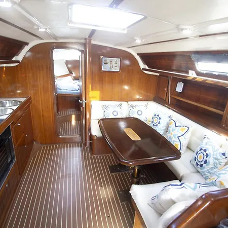 Hotel na wodzie On A Sailing Boat In