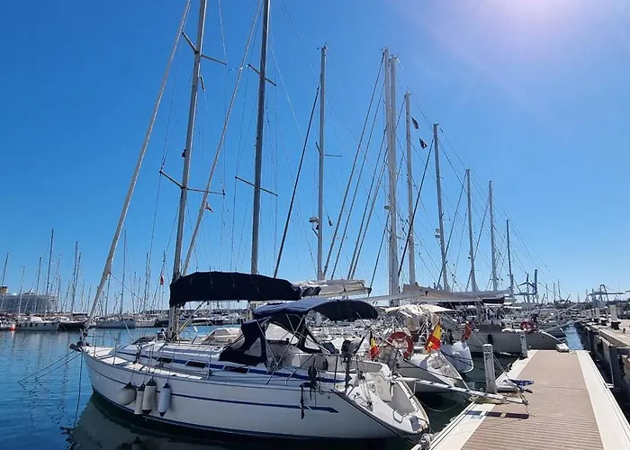 بوتيل On A Sailing Boat In فالنسيا