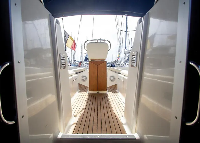 بوتيل On A Sailing Boat In